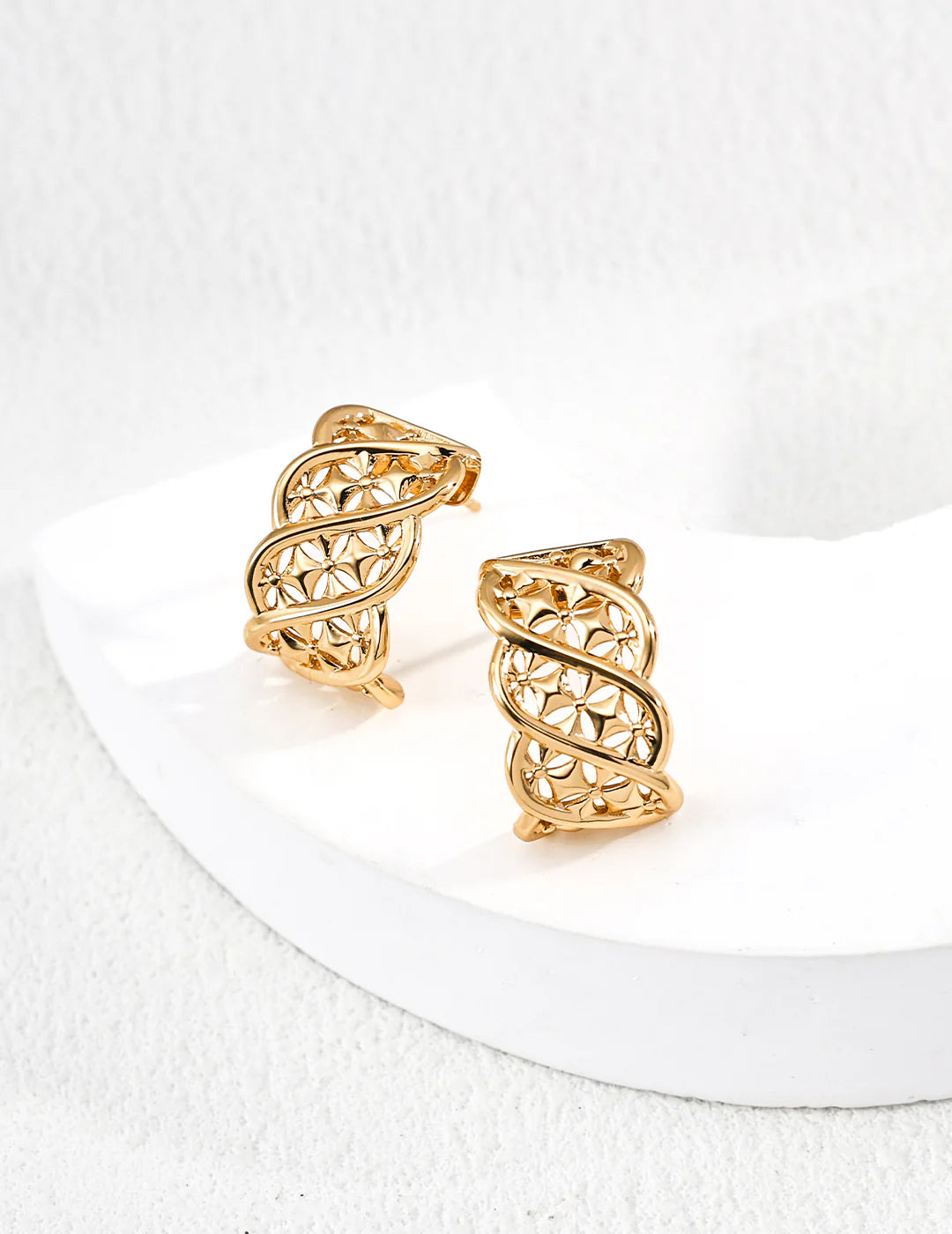 Twisted Totem Pattern Hoop Earrings