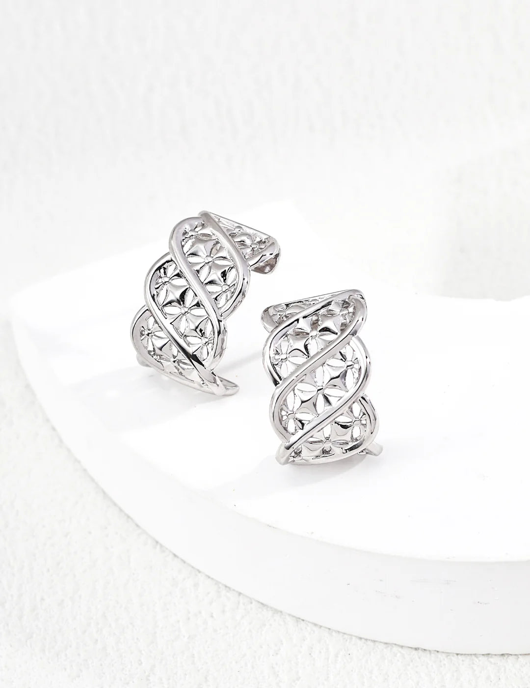 Twisted Totem Pattern Hoop Earrings